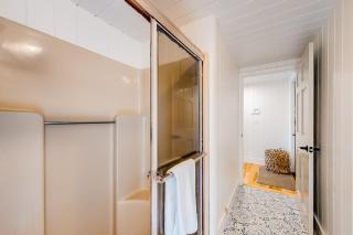 Renovated oceanfront home with stunning view & pebbly beach - snowbird-friendly - 4