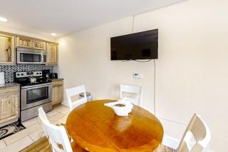 Water-view condo at Sheepscot Harbour Resort with deck, full kitchen, and WiFi - 8
