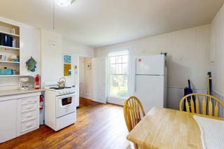 Cozy apartment with harbor view - full kitchen & washer/dryer - walk to water - 9