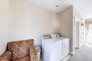 Cozy & Clean Second-Story Suite w/ Kitchenette & Free WiFi - Walk to the Harbor - 9