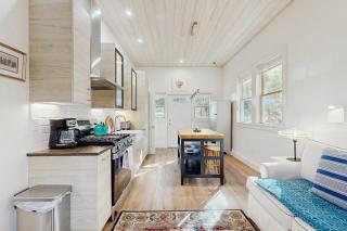 Charming coastal cottage with firepit and easy beach access - 3