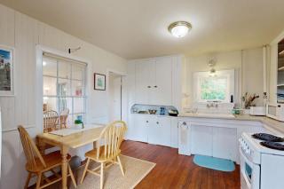 Cozy apartment with harbor view - full kitchen & washer/dryer - walk to water - 7