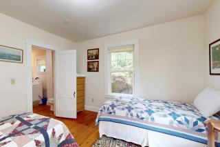 Cozy apartment with harbor view - full kitchen & washer/dryer - walk to water - 6