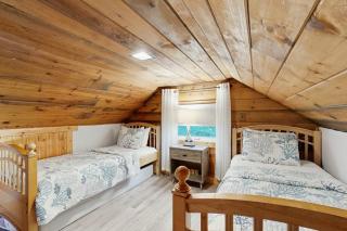 Scenic retreat with a spacious deck, gas fireplace, and Moosehead Lake views - 9