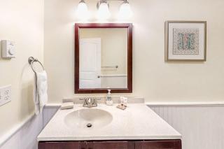 Water-view condo at Sheepscot Harbour Resort with deck, full kitchen, and WiFi - 6
