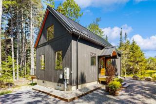 Charming New Home with Hot Tub, Spacious Deck, Gas Grill, WiFi, and Washer/Dryer - 8