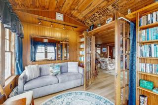Dog-friendly, bayfront home - gorgeous ocean views, private balcony & fireplace - 8