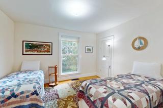 Cozy apartment with harbor view - full kitchen & washer/dryer - walk to water - 4