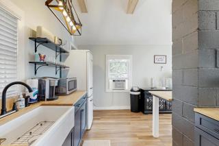 Charming cottage with a spacious deck overlooking the Megunticook River - 4