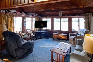 Vintage lakefront cabin with incredible water views, private dock & pebble beach - 9