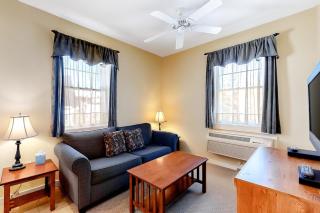 Cozy & Clean Second-Story Suite w/ Kitchenette & Free WiFi - Walk to the Harbor - 8