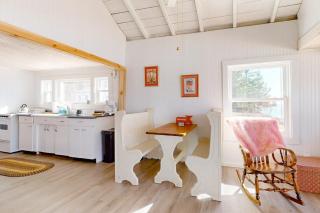 Cozy seaside retreat w/ waterfront deck, expansive lawn, & breathtaking sunsets - 5