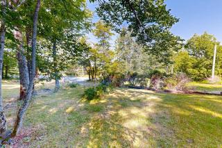 Scenic retreat with a spacious deck, gas fireplace, and Moosehead Lake views - 7