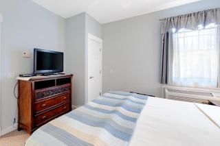 Cozy & Clean Second-Story Suite w/ Kitchenette & Free WiFi - Walk to the Harbor - 0