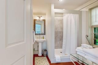 Downtown, ground floor studio near the ocean w/patio, outdoor dining area & more - 8