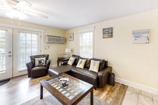 Water-view condo at Sheepscot Harbour Resort with deck, full kitchen, and WiFi - 3