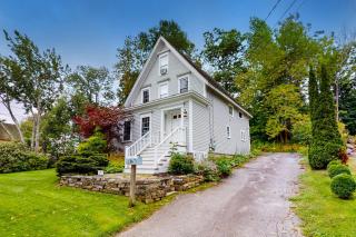 Gorgeous, walkable home with water view, deck & washer/dryer - snowbird-friendly - 0
