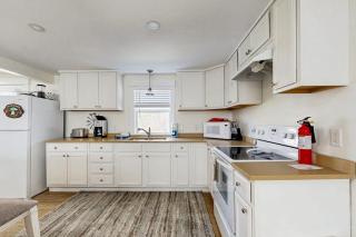 Well-located, dog-friendly home - walk to footbridge & Barrett Park - 3