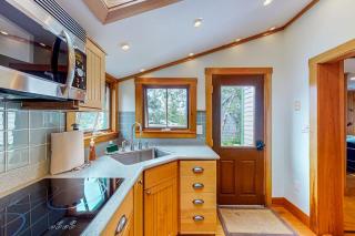 Well-equipped cottage with modern touches, WiFi, gas grill, & beautiful views - 2