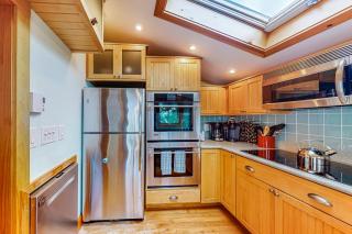 Well-equipped cottage with modern touches, WiFi, gas grill, & beautiful views - 1