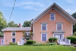 Cozy apartment with harbor view - full kitchen & washer/dryer - walk to water - 0