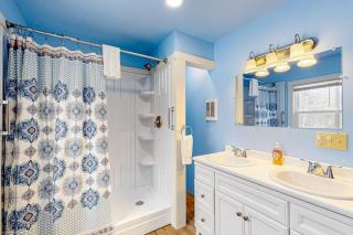 Colorful duplex home with a large yard, deck, WiFi, & ideal Midcoast location - 6