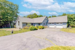 Dog-friendly beach house with WiFi, private washer/dryer, deck, beautiful views - 8