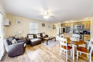 Water-view condo at Sheepscot Harbour Resort with deck, full kitchen, and WiFi - 7