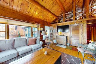 Riverfront retreat with a furnished deck, washer/dryer & fast WiFi - 7