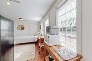 Downtown, ground floor studio near the ocean w/patio, outdoor dining area & more - 6