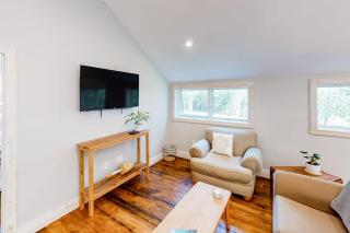 Contemporary home with woodstove, firepit, 2 kitchens & fast WiFi- walk to beach - 8