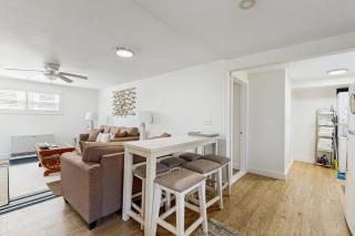 Well-located, dog-friendly home - walk to footbridge & Barrett Park - 6