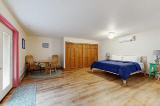 Cute cottage with fast WiFi & full kitchen - 1 mile to downtown & next to Acadia - 1