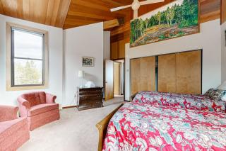 Private Oceanfront Home -- 2 Fireplaces, 4 Decks & Grill, Dog-friendly - 8