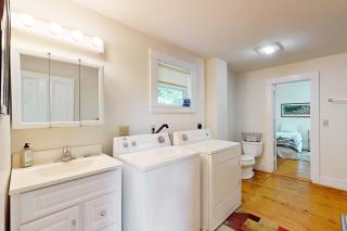 Cozy apartment with harbor view - full kitchen & washer/dryer - walk to water - 1