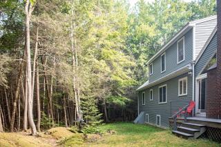 Woodland home with screened porch, 2 living rooms - near historic waterfront - 8