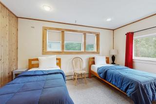 Cute cottage with fast WiFi & full kitchen - 1 mile to downtown & next to Acadia - 2