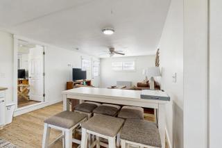Well-located, dog-friendly home - walk to footbridge & Barrett Park - 5