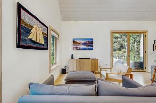 Charming New Home with Hot Tub, Spacious Deck, Gas Grill, WiFi, and Washer/Dryer - 7
