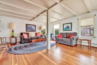 Seaside Farmhouse | Cozy Waterfront Getaway in Ten - 8