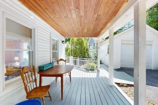 Charming Cape-style House with Panoramic River Views and Modern Amenities - 7