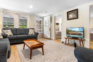 Bright, spacious getaway with full kitchen, furnished porch & WiFi - near trails - 7