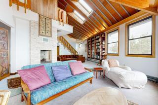 Private Oceanfront Home -- 2 Fireplaces, 4 Decks & Grill, Dog-friendly - 6