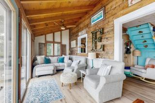 Charming Oceanfront Home with Stunning Water Views and Wifi - 8