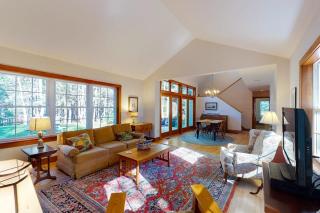 Open and spacious riverfront retreat, dog-friendly - 8
