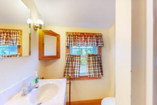 Comfortable home near the beach - dog-friendly - full kitchen & washer/dryer - 4