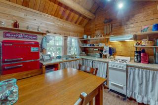 The Cottage - Peaceful 32-Acre Lakefront Getaway - Canoe, Firepit & Big Deck - 6