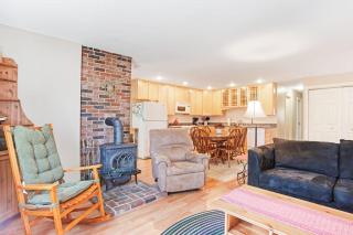 Dog-friendly home in great locale close to the ocean with yard, streaming, W/D - 6