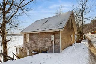 Idyllic Lakefront Retreat: pvt dock & beach for kayaking, swimming & fishing - 6