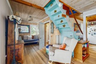 Charming Oceanfront Home with Stunning Water Views and Wifi - 5